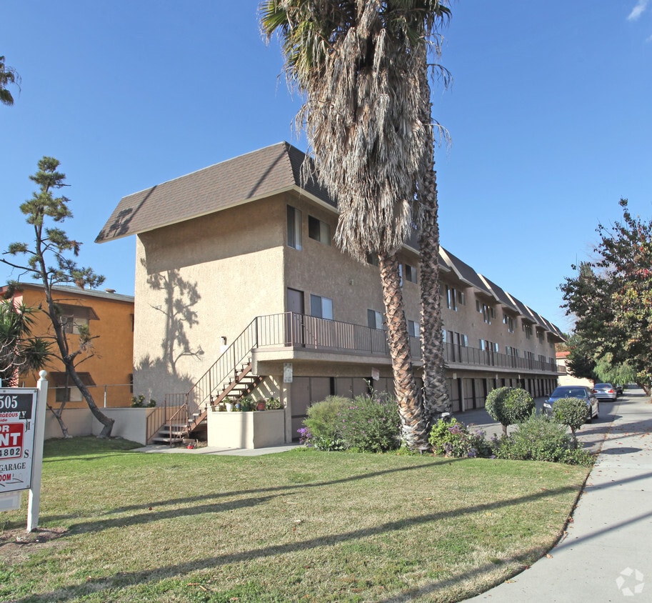 Primary Photo - 19505 Sherman Way