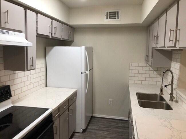Foto del edificio - 2100 Wilcrest Dr