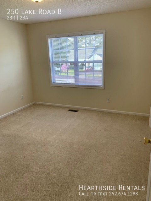 Foto del edificio - 2 Bed / 1.5 Bath Duplex on Lake Rd.