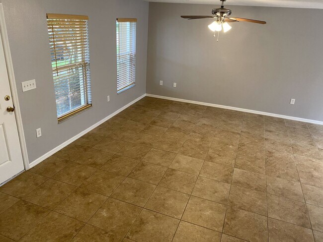 Building Photo - Townhome in Avalon Park
