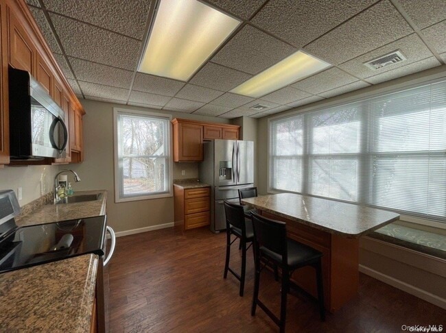 Building Photo - 20 Dewey St