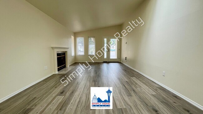 Building Photo - LUXURY DUPLEX RENTAL WITH SPACIOUS BACKYARD