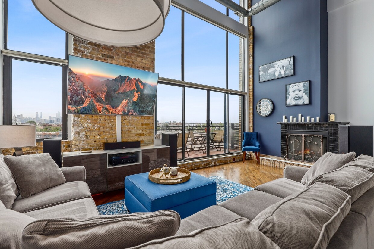Primary Photo - 2614 N Clybourn Ave