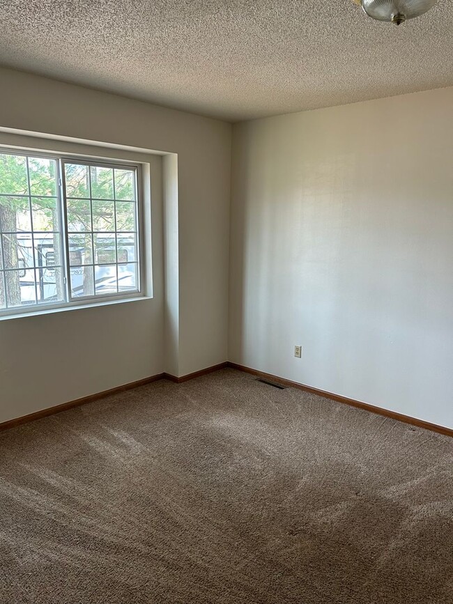 Building Photo - 4 Bedroom Home
