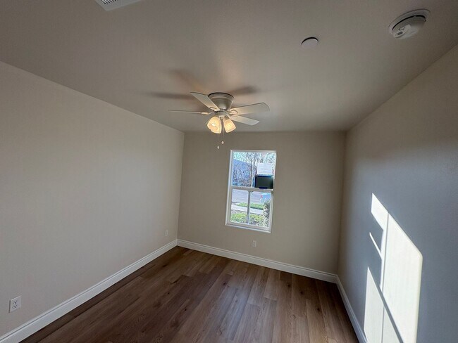 Foto del edificio - NW Visalia Home Near Shopping Center Available Now!