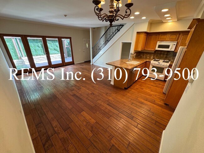 Foto del edificio - Refurbished Townhome with Laundry Hookups ...