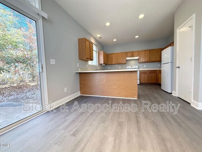 Building Photo - 205 Trayesan Dr
