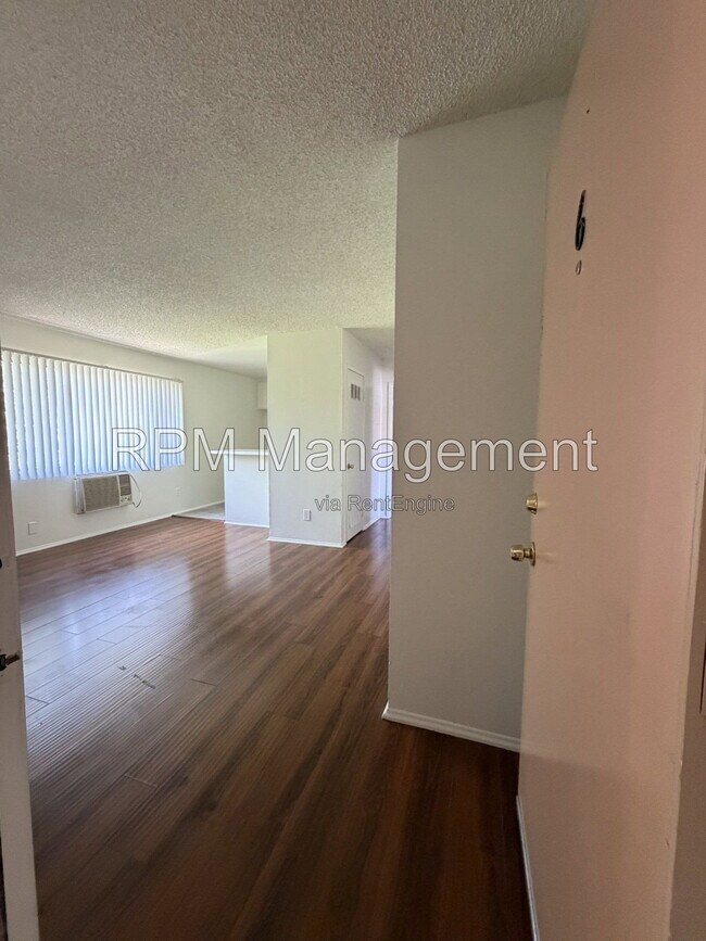 Foto del edificio - 6920 Simpson Ave
