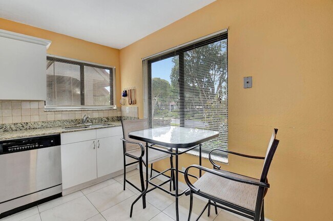 Foto del edificio - 5715 Fairway Park Dr