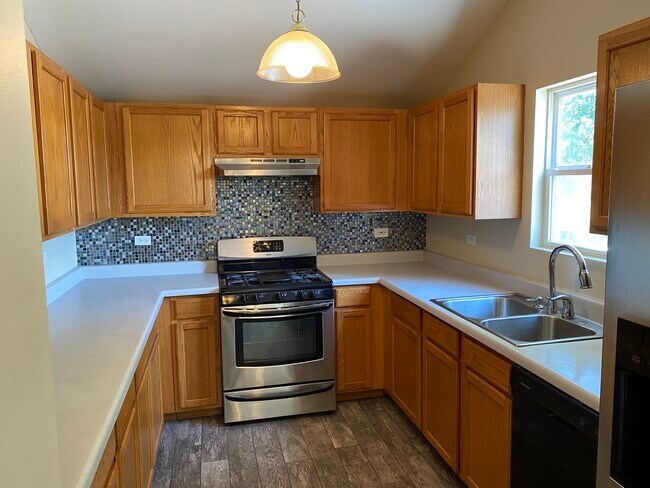 Building Photo - 5215 Pine Trails Cir
