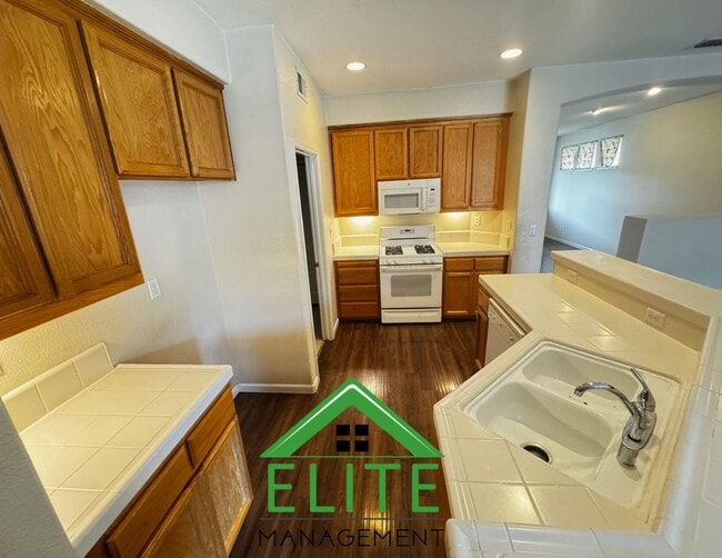 Building Photo - **Spacious 4-Bedroom Single-Story Home in ...