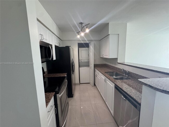 Building Photo - 1155 Brickell Bay Dr