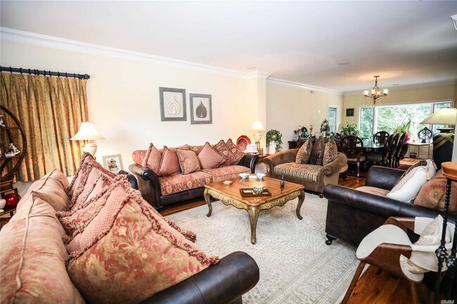 Building Photo - 10 Crest Hollow Ct