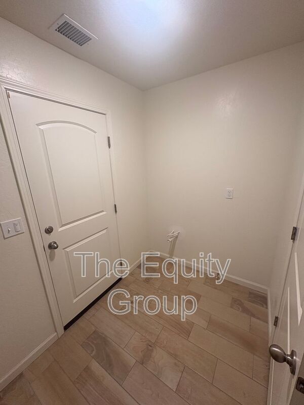 Foto del edificio - 2142 E Oak Ave