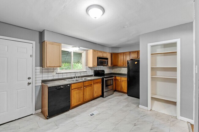 Building Photo - Move-in ready Single-Family Home for Secti...