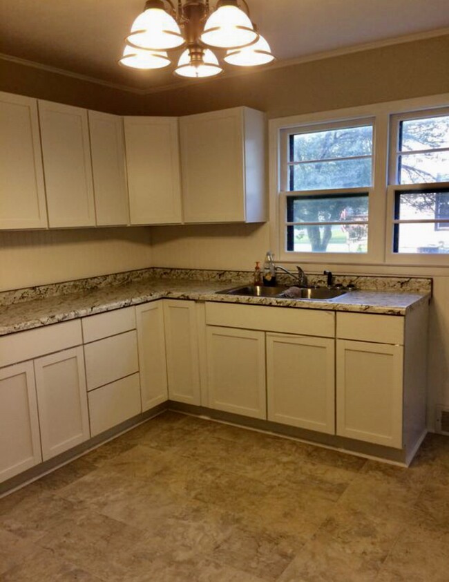 Kitchen-all appliances included - 717 6th St