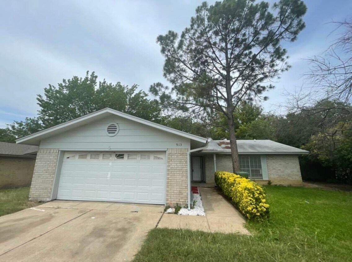 913 E Timberview Ln, Arlington, TX 76014 House Rental in Arlington, TX
