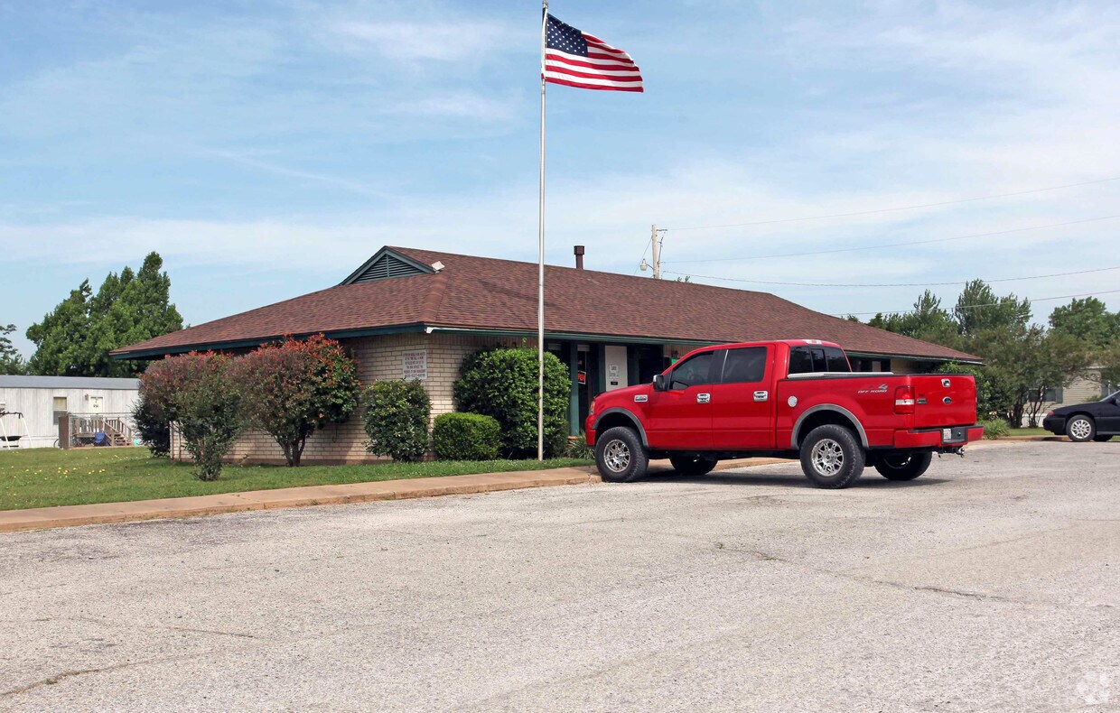 Hallmark Leisure Estates Apartments in Purcell, OK