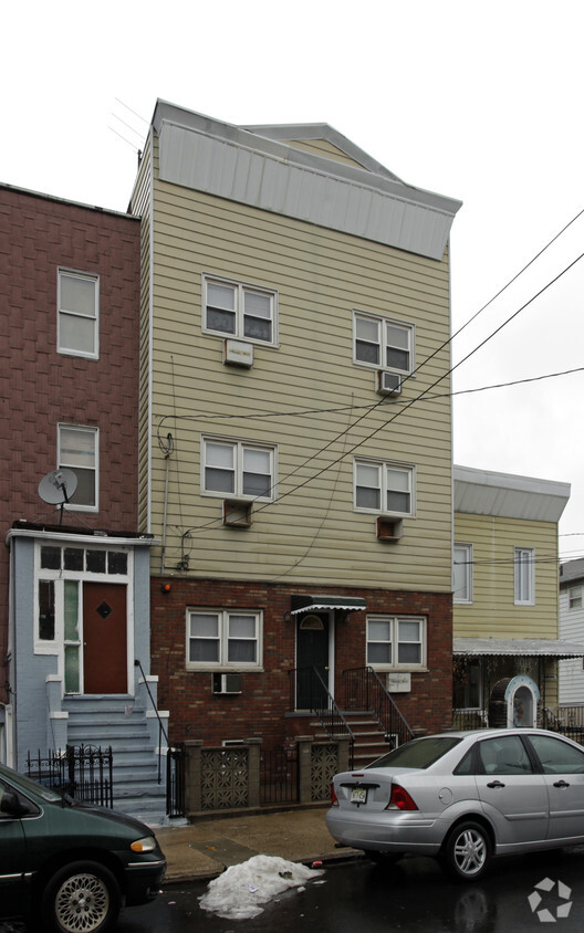Primary Photo - 58 Laidlaw Ave