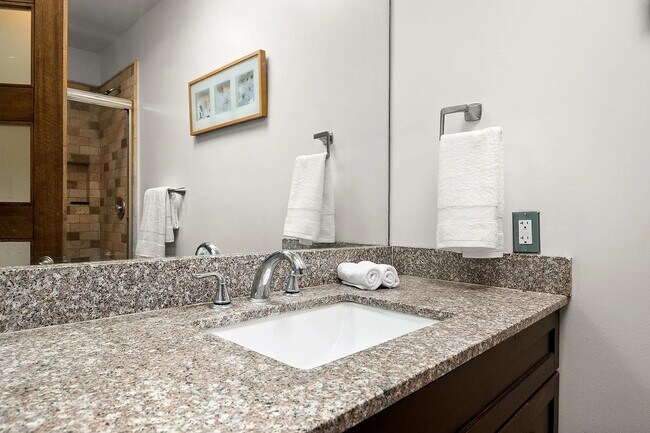 Building Photo - 7038 Pacific View Dr