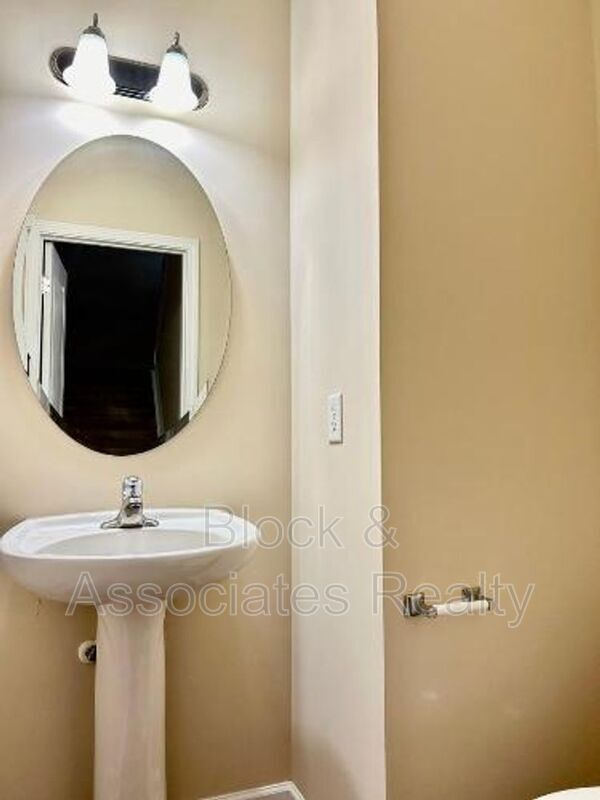 Foto del edificio - 705 Keystone Park Dr