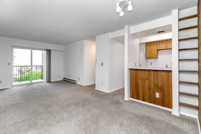 Building Photo - Bellevue Manor Condo, Great Location acros...