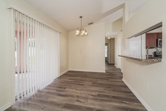 Foto del edificio - 7172 Summit Dr