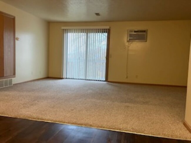 Extra Large Living Area - 3130 32nd St SE