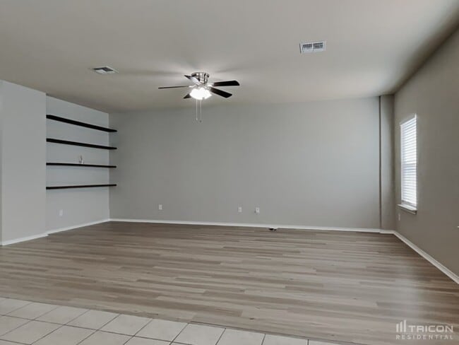 Building Photo - 214 Tallow Trl