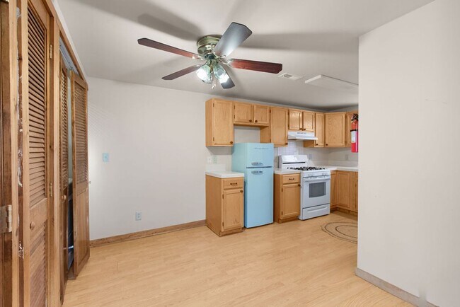 Building Photo - Great Location, Newly Renovated