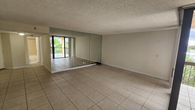 Building Photo - 450 Egret Cir