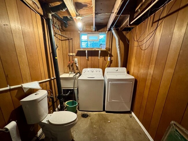 Building Photo - Spacious Split Level 3/1.5 House in Baldwi...