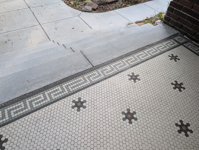 Azulejos originales en el porche delantero. - 2806 Pleasant Ave