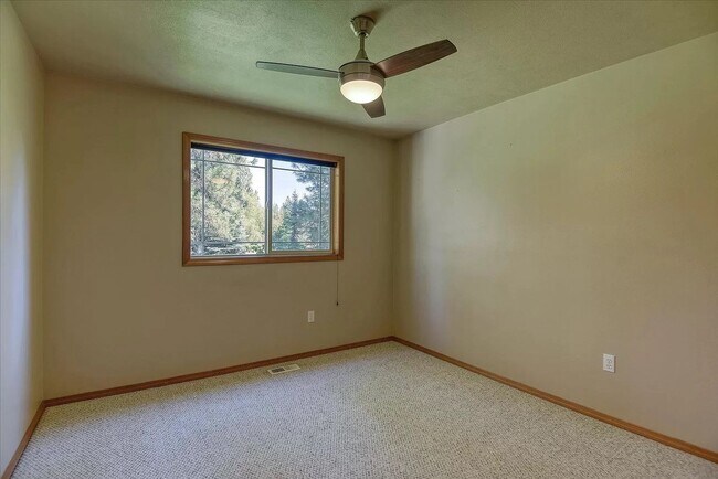 Foto del edificio - 17545 N. Sunnyvale Dr. Nine Mile Falls, WA...