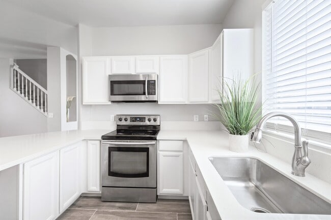 Kitchen 3 - 664 E Mariposa Pl