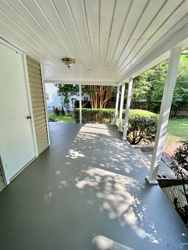 Building Photo - 2019 Vanderbilt Dr SW
