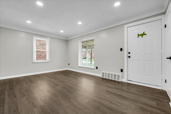 Foto del edificio - 9090 Stahelin Ave