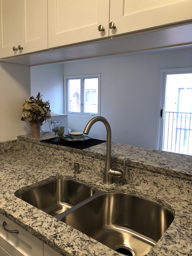 Foto principal - 2305 S Stewart Ave