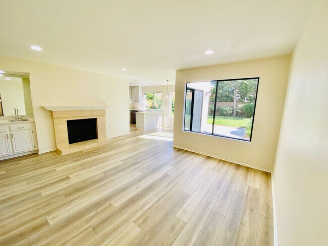 Building Photo - Bright and Sunny 4 Bedroom in Carmel Valle...