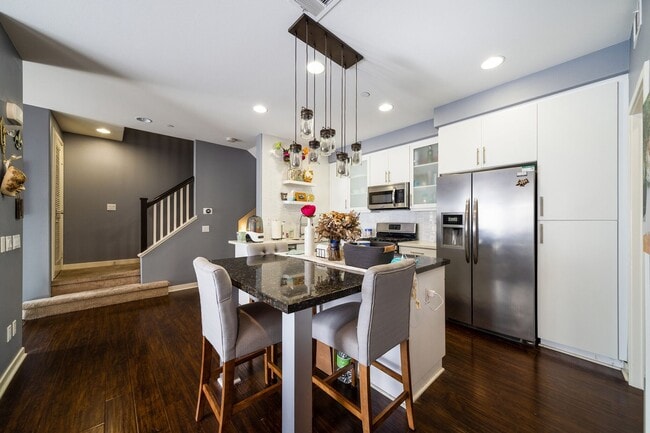 Building Photo - MI/Special Charming 2-Bed / 2.5-Bath Townh...