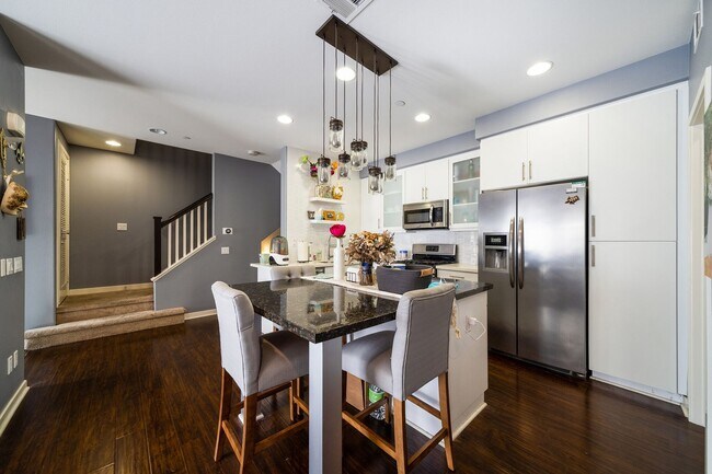 Foto del edificio - MI/Special Charming 2-Bed / 2.5-Bath Townh...