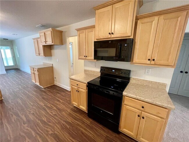 Building Photo - 1185 Forest Glen Dr W