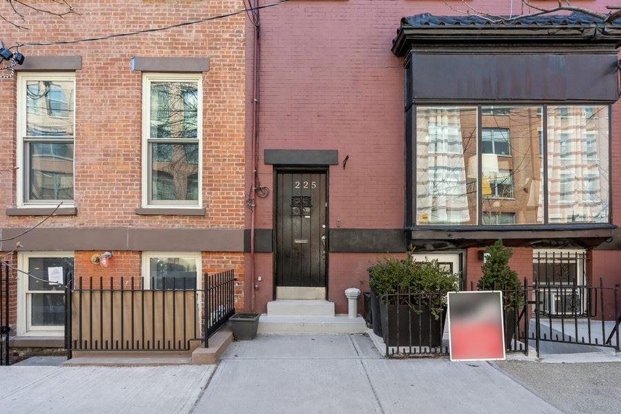 Primary Photo - 225 Montgomery St