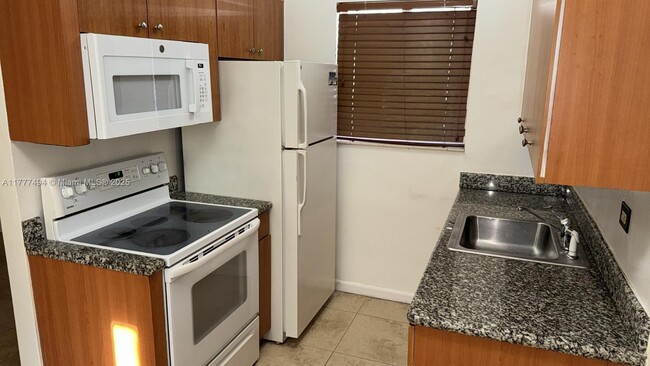 Building Photo - 932 Moffett St