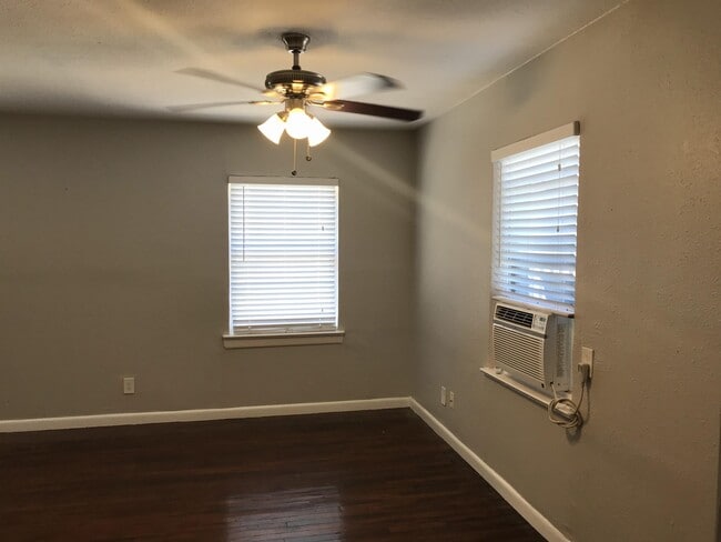 Building Photo - 4815 Live Oak St