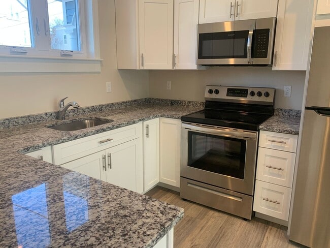 Building Photo - 129 Kenoza Ave