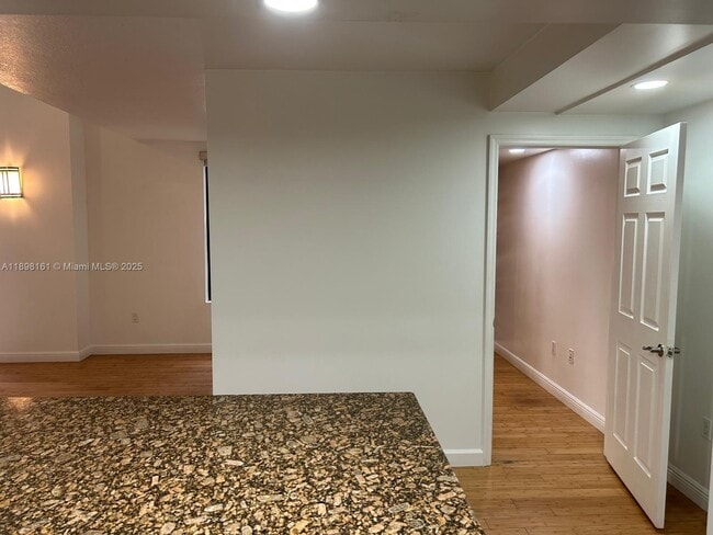 Foto del edificio - 888 S Douglas Rd