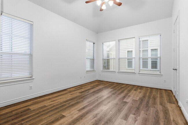 Building Photo - 1303 Sherwood Point Ln