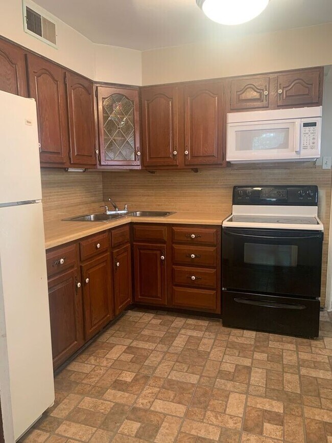 Building Photo - Spacious Two Bedroom Home on a Quiet Street