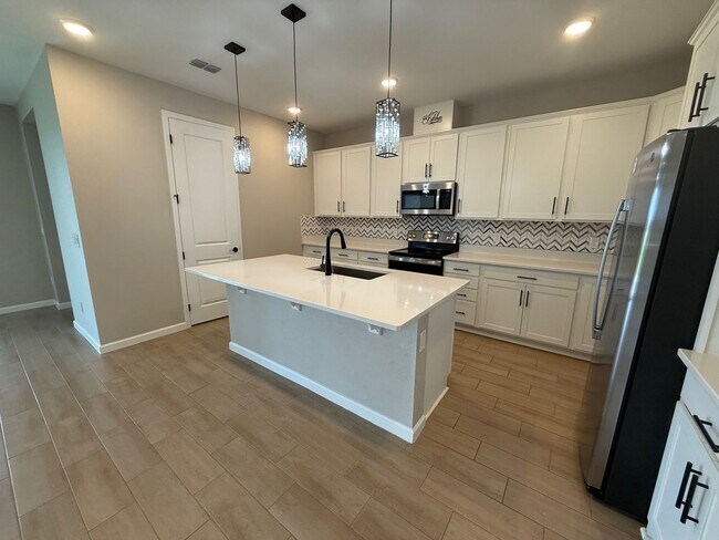 Building Photo - 4/3 Clermont Spacious Home-AVAILABLE 09/10/2026